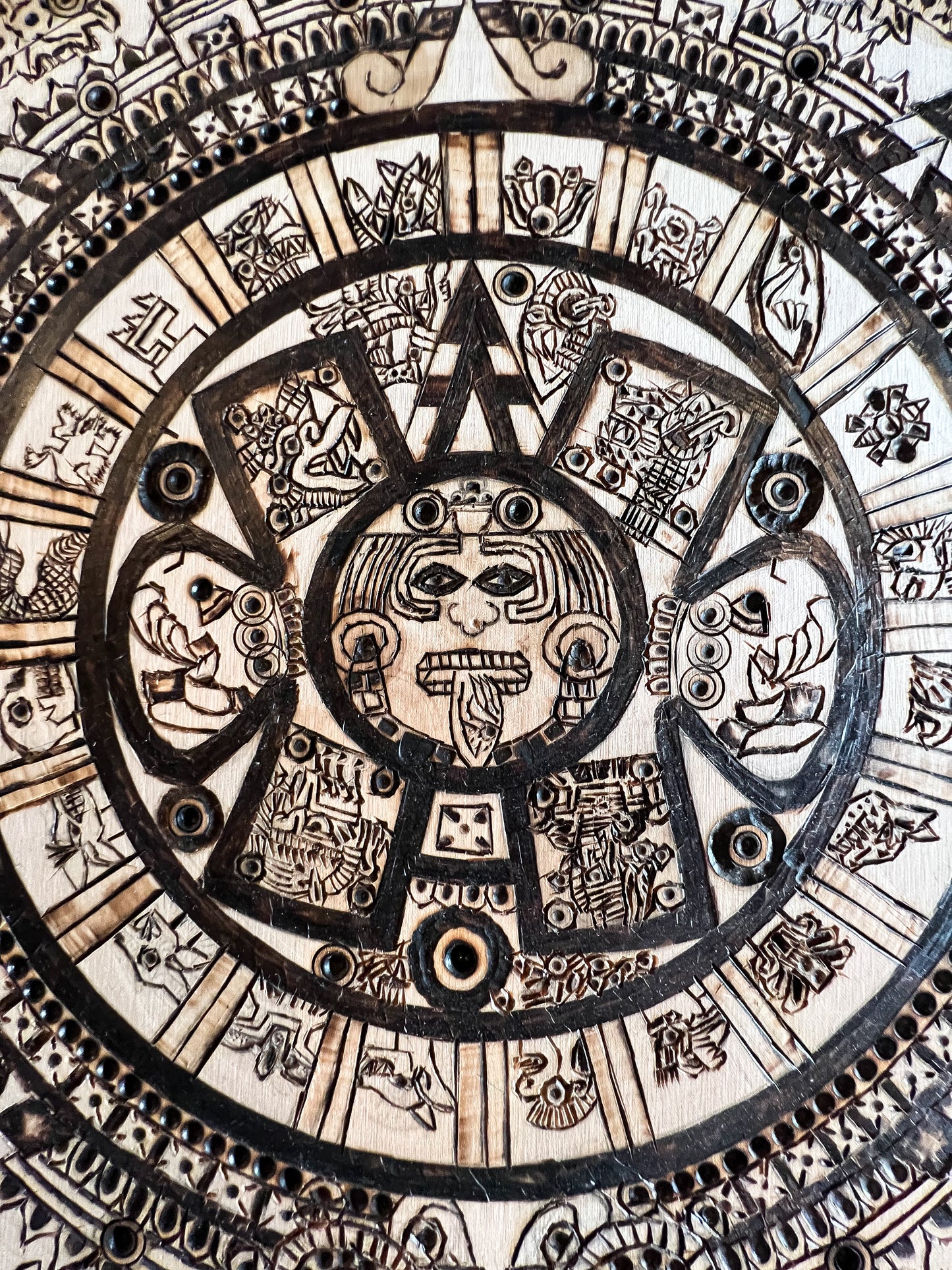 Pièce de bois brûlé et gravé, « Tōnalpōhualli »
